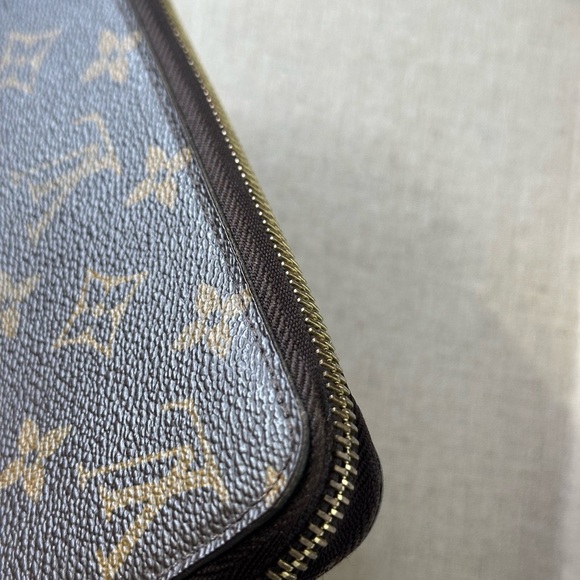 Louis Vuitton Monogram Zippy Wallet - Picture 6 of 8